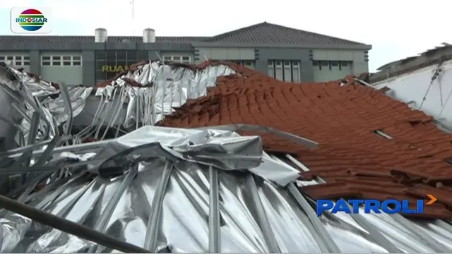Atap Plafon RSUD Batang Ambruk, Pasien dan Keluarga Terluka