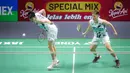 <p>Pebulu tangkis Ganda putra Malaysia, Man Wei Chong (kiri) berusaha mengembalikan bola saat menghadapi pasangan Indonesia, Sabar Karyaman/Moh Reza Pahlevi pada laga semifinal turnamen bulu tangkis Indonesia Open 2024 di Istora Senayan, Jakarta, Sabtu (8/6/2024). Man Wei Chong/Kai Wun Tee menang dua game langsung 29-27, 21-13. (Bola.com/Bagaskara Lazuardi)</p>