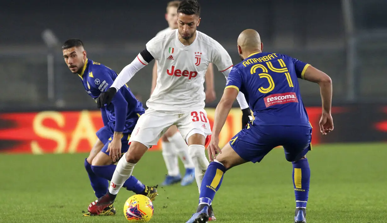 Pemain Juventus, Rodrigo Bentancur, berusaha melewati pemain Hellas Verona pada laga Serie A di Stadion Marc'Antonio Bentegodi, Sabtu (8/2/2020). Juventus kalah 1-2 dari Hellas Verona. (AP/Paola Garbuio)