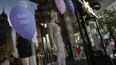 Pejalan kaki melewati gerai pakaian diskon di Oxford Street di London, Rabu (16/11/2022). Angka Oktober mengalahkan ekspektasi pasar sebesar 10,7 persen dan lebih tinggi dari perkiraan puncak Bank of England. (AP Photo/Alastair Grant)