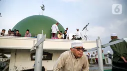 Petugas Masjid Al-Musyariin mengamati posisi hilal saat Rukyatul Hilal di Jakarta, Minggu (1/5/2022). Pemantauan hilal yang dilakukan menggunakan teropong tersebut memastikan Idul Fitri 1443 H jatuh pada 2 Mei 2022. (Liputan6.com/Faizal Fanani)