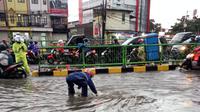 Satgas DPUPR Kota Depok menangani genangan air di Jalan Arif Rahman Hakim, Kecamatan Beji, Kota Depok akibat hujan deras. (Foto: Istimewa)