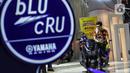 Pengunjung melihat koleksi sepeda motor yang dipamerkan dalam Indonesia International Motor Show (IIMS) 2023 di Jiexpo Kemayoran, Jakarta, Minggu (19/2/2023). Selain mobil, IIMS 2023 yang berlangsung hingga 26 Februari mengangkat tema "Bringing Opportunity for Otomotive Society Together" (BOOST) tersebut menghadirkan sekitar 40 merek produk sepeda motor dengan konsep terbaru. (merdeka.com/Iqbal S. Nugroho)