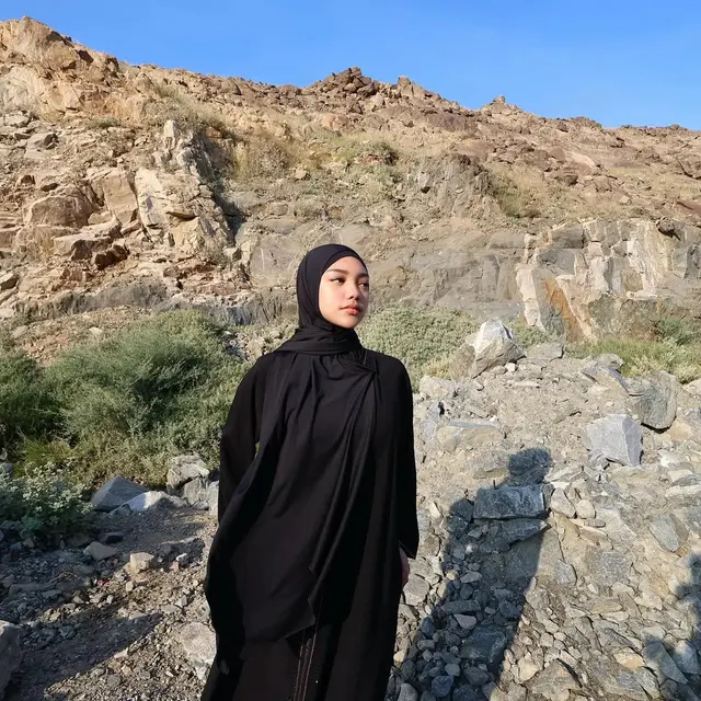 Potret Naura Ayu Menutup Tahun 2024 dengan Ibadah Umrah, Perpaduan Gaya Syar'i dan Modern