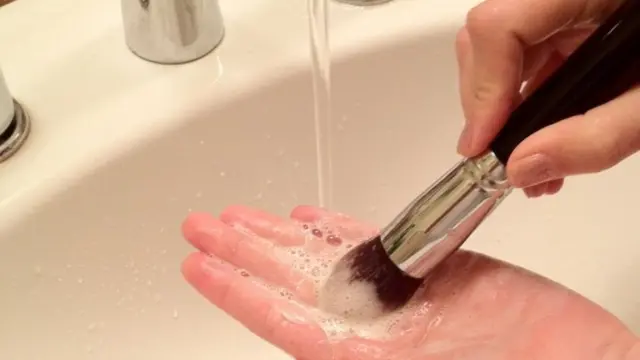 Kapan Waktu yang Tepat untuk Mencuci Alat Makeup?