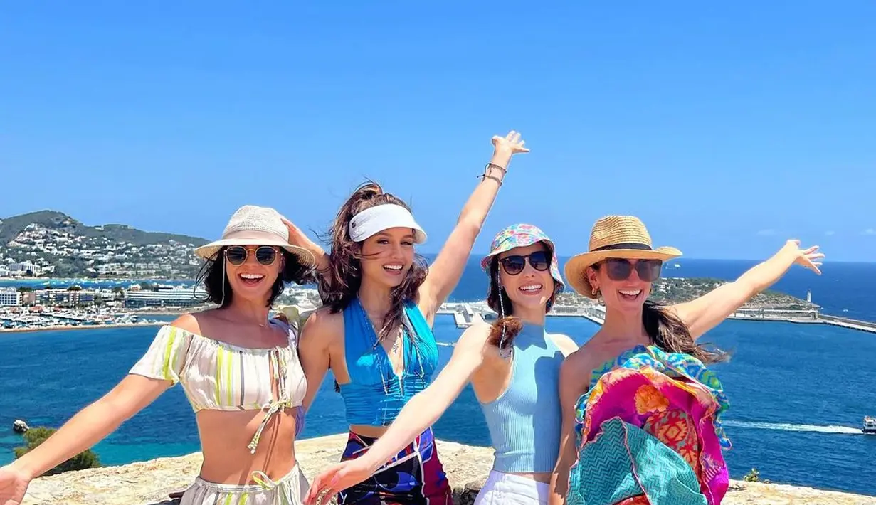 Potret kebersamaan Cinta Laura bersama sahabatnya saat berada di Ibiza, Spanyol. Momen liburan ini juga jadi ajang reuni Cinta dengan teman-teman perempuanya. Teman-teman Cinta semuanya bule sehingga kuat kemungkinan mereka berteman saat kuliah. (Instagram/claurakiehl)