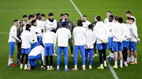 Pelatih Real Madrid asal Spanyol, Alvaro Arbeloa (tengah) bersama para pemain berkumpul dalam lingkaran selama sesi latihan jelang matchweek kedelapan Liga Champions 2025-2026 melawan SL Benfica di stadion Luz, Lisbon pada Selasa 27 Januari 2026. Kamis (29/1/2026) dini hari WIB nanti, Real Madrid akan bertanding di Estadio Da Luz. (FILIPE AMORIM/AFP)