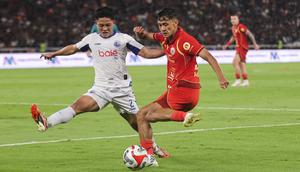 Duel antara Rio Fahmi (kiri) dan Dony Tri Pamungkas (kanan) saat pertandingan Persija Jakarta vs Arema FC BRI Super League pekan ke-20 yang berlangsung di Stadion Utama Gelora Bung Karno, Minggu (8/2/2026) malam WIB. (Bola.com/Abdul Aziz)