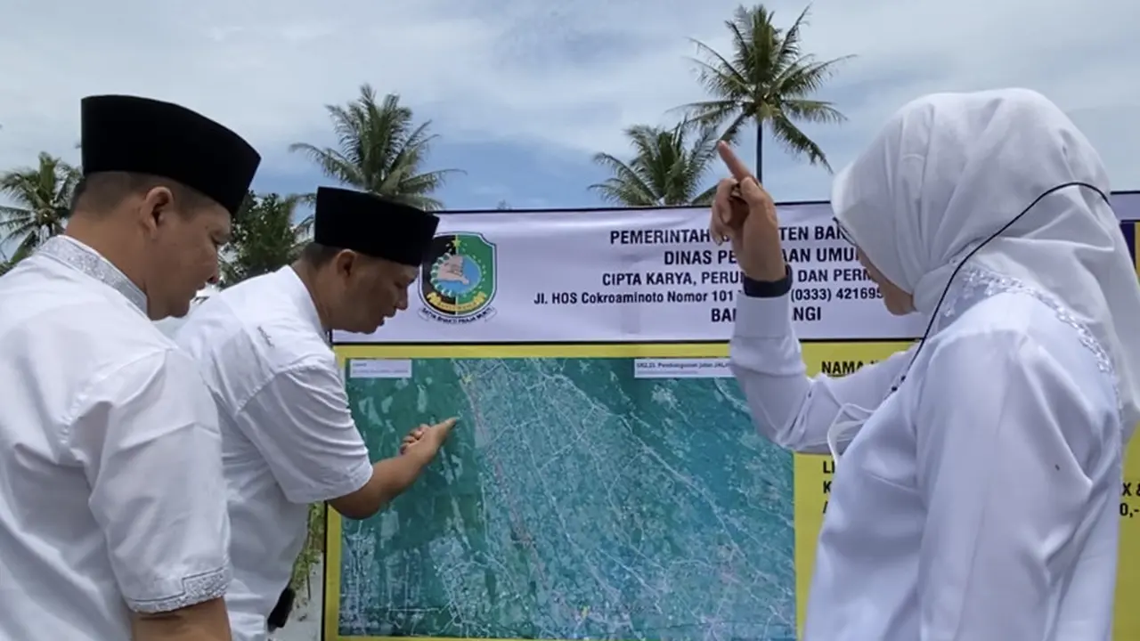Bupati Banyuwangi melihat proges pembangunan infrastuktur jalan jelang arus mudik dan balik Lebaran 2023 (Istimewa)
