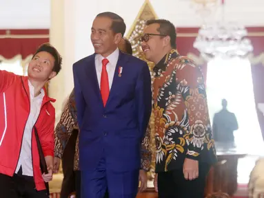 Pebulutangkis, Liliyana Natsir berswafoto dengan Presiden Joko Widodo dan Menpora Imam Nahrawi di Istana Merdeka, Jakarta, Selasa (29/1). Liliyana, yang telah memutuskan pensiun sebagai atlet bulu tangkis, berpamitan kepada Jokowi. (Liputan6.com/HO/Ran)