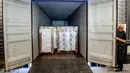 Petugas bea cukai memperlihatkan kontainer berisi 90.000 botol vodka setelah disita di pelabuhan Rotterdam, Belanda, Selasa (26/2). Vodka itu diduga akan dikirim untuk pemimpin Korea Utara Kim Jong-un dan para jajaran militernya. (Robin UTRECHT/ANP/AFP)