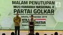 Wakil Presiden Ma'ruf Amin (kanan) memberikan sambutan saat penutupan Munas X Partai Golkar di Jakarta, Kamis (5/12/2019). Airlangga Hartarto terpilih kembali sebagai ketua umum Partai Golkar Periode 2019-2024 secara aklamasi. (Liputan6.com/Johan Tallo)