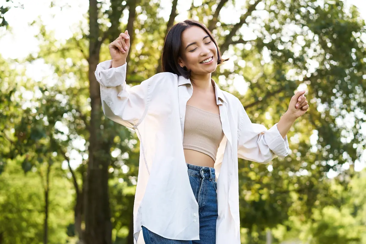 wanita juni mudah bahagia