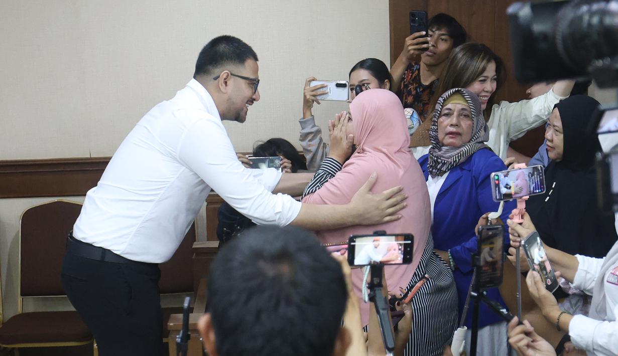 Dalam persidangan tersebut, Ammar Zoni secara terbuka mengakui kesalahannya. Tampak dalam foto, terdakwa kasus dugaan peredaran narkotika di Rumah Tahanan (Rutan) Salemba, Ammar Zoni, bertemu dengan kerabatnya sesaat sebelum menjalani sidang lanjutan di Pengadilan Negeri Jakarta Pusat (PN Jakpus), Jakarta, Kamis (8/1/2026). (Kapanlagi.com/Budy Santoso)