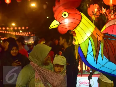 Warga berkunjung ke kawasan Pasar Gedhe Surakarta untuk merayakan  tradisi Grebeg Soediro, Sabtu (28/01). Grebeg Soediro adalah  tradisi  tahunan alkuturasi  budaya  Jawa dan  Cina. (Liputan6.com/Gholib)  