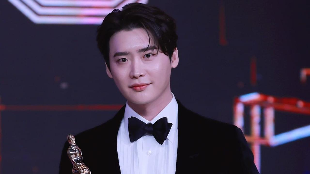 Lee Jong Suk dalam MBC Drama Awards 2022. (Instagram/ mbcdrama_now)