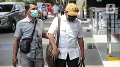 Wakil Ketua DPRD Provinsi Jawa Timur Sahat Tua Simanjuntak (topi) tiba untuk menjalani pemeriksaan di Gedung Merah Putih KPK, Jakarta, Kamis (15/12/2022). KPK mengamankan total empat orang dalam operasi tangkap tangan (OTT) Wakil Ketua DPRD Jawa Timur Sahat Tua Simanjuntak. (Liputan6.com/Faizal Fanani)