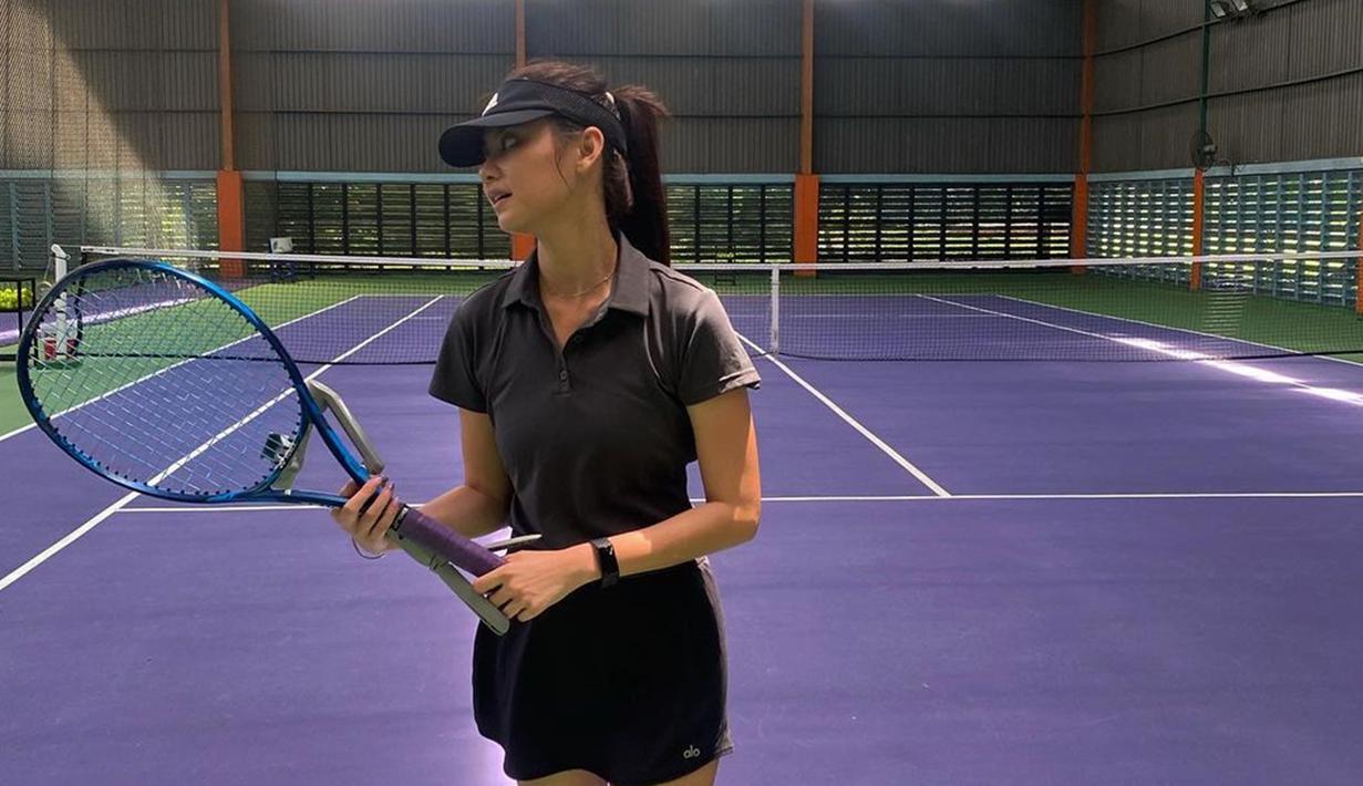 Sudah jarang muncul di layar kaca televisi, Gege Elisa kini lebih banyak menghabiskan waktunya dengan bermain tenis. Diketahui, pemain sinetron Akibat Pernikahan Dini itu sudah menggeluti hobinya ini sejak dua tahun yang lalu. (Liputan6.com/IG/@gegeelisa94)