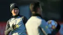 Gelandang Liverpool Takumi Minamino (kiri) menghadiri sesi latihan di tempat latihan mereka di Liverpool, Senin (7/3/2022). Liverpool akan menyambut Inter Milan pada babak 16 besar Liga Champions di Anfield pada Rabu, 9 Februari 2022 dini hari WIB. (Lindsey Parnaby / AFP)