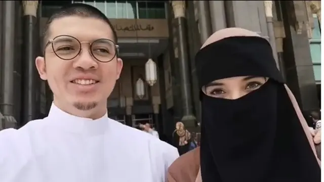 Curi Perhatian, Ini 5 Penampilan Zaskia Sungkar Gunakan Cadar saat Umroh
