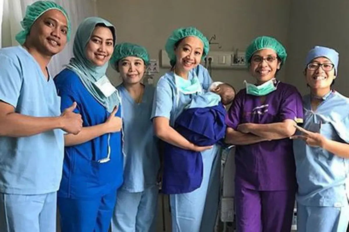 Anak kedua Asri harus menjalani operasi katarak/copyright: instagram asri welas