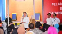 Presiden Joko Widodo atau Jokowi saat membagikan bantuan pangan cadangan beras pemerintah (CBP) kepada sejumlah penerima manfaat. (Dok. Muchlis Jr - Biro Pers Sekretariat Presiden)