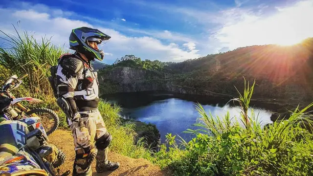 Berjiwa Muda, Ini 7 Potret Ari Wibowo saat Touring Hingga Ikut Trail