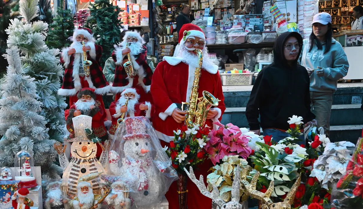 Beragam hiasan pernak-pernik Natal memenuhi sejumlah toko di New Delhi, India. (Arun SANKAR/AFP)