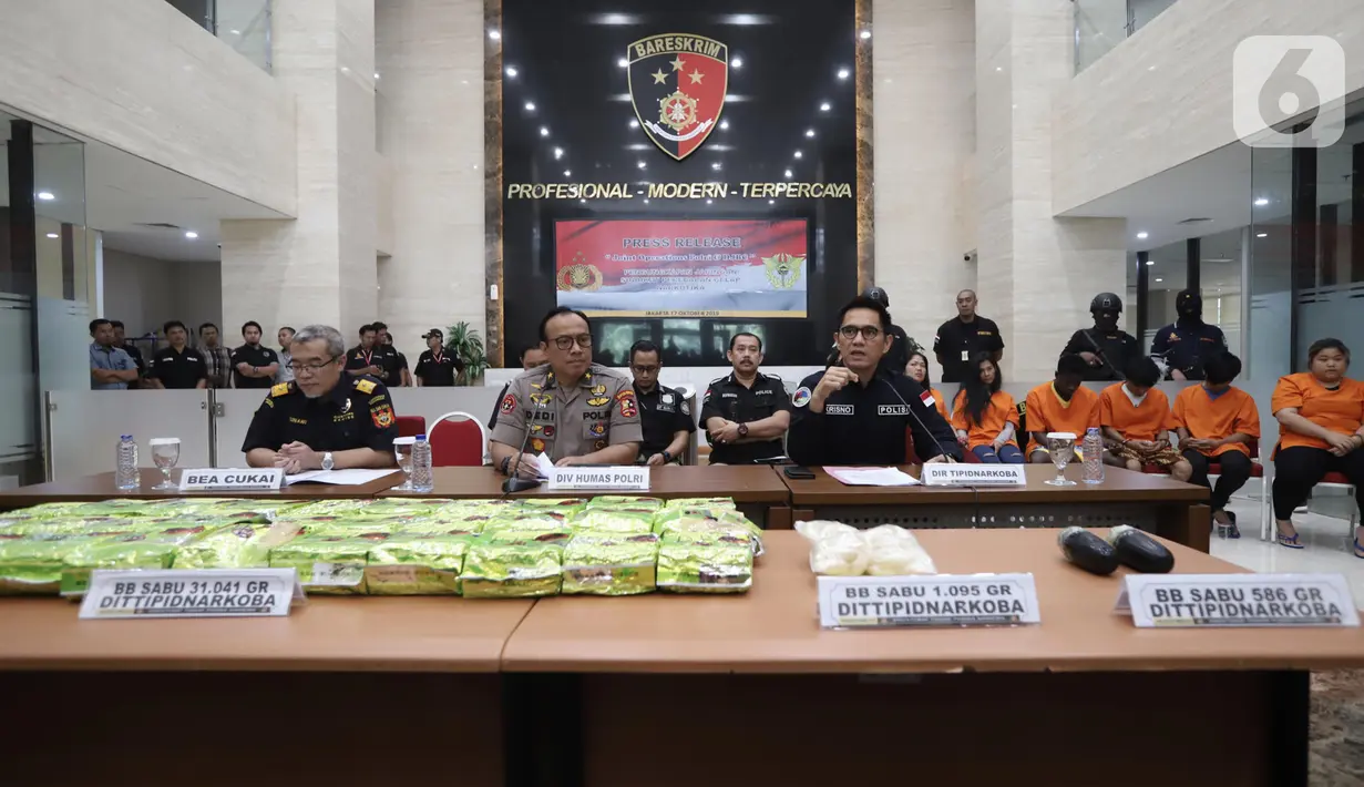 (kiri-kanan) Kepala KPPBC TMP C Kantor Pos Pasar Baru Kunawi, Karopenmas Div Humas Polri Dedi Prasetyo, dan Wakil Dir Tipid Narkoba Krisno saat konferensi pers pengungkapan jaringan internasional sindikat Afrika Selatan di Bareskrim Polri, Jakarta, Kamis (17/10/2019). (merdeka.com/Iqbal Nugroho)