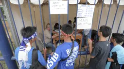 Bobotoh membeli tiket pertandingan antara Persib Bandung melawan Malaysia All Stars di Stadion Si Jalak Harupat, Bandung, Sabtu (24/10/2015). (Bola.com/Nicklas Hanoatubun)