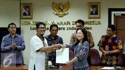 KPI menyerahkan Izin Penyelenggaraan Penyiaran (IPP) kepada salah satu pimpinan dari stasiun televisi swasta di kantor KPI, Jakarta, Jumat (14/10). Izin penyiaran ini berlaku selama sepuluh tahun ke depan. (Liputan6.com/Gempur M Surya)