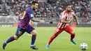 Megabintang Barcelona, Lionel Messi, mencetak berebut bola dengan pemain Atletico Madrid, Renan Lodi pada laga semifinal Piala Super Spanyol di King Abdullah Sports City, Jeddah, Kamis (9/1/2020). Barcelona harus menjalani pertandingan yang dramatis saat kalah 2-3 dari Atletico Madrid. (AP/Hassan Am