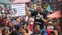 Calon presiden (capres) nomor urut satu Anies Baswedan mengawali kampanye di Bengkulu dengan berkunjung ke Pasar Minggu Bengkulu, Teluk Sagara, Rabu (6/12/2023). (Winda Nelfira).