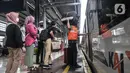 Calon penumpang saat menaiki KA jarak jauh di Stasiun Pasar Senen, Jakarta, Kamis (22/12/2022). Untuk mengantisipasi lonjakan penumpang menjelang libur Natal 2022 dan Tahun Baru 2023 atau Nataru, PT KAI menyediakan 5,5 juta tempat duduk untuk perjalanan kereta api. (merdeka.com/Iqbal S. Nugroho)