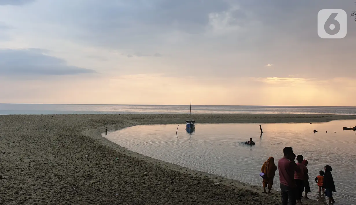 Sejumlah pengunjung bermain di Sungai Tamborasi di Desa Tamborasi, Kecamatan Wolo, Kabupaten Kolaka, Sulawesi Tenggara (16/10/2019). Air Sungai Tamborasi berwarna biru dengan rasa tawar dan segar. (Liputan6.com/Nurseffi Dwi Wahyuni)