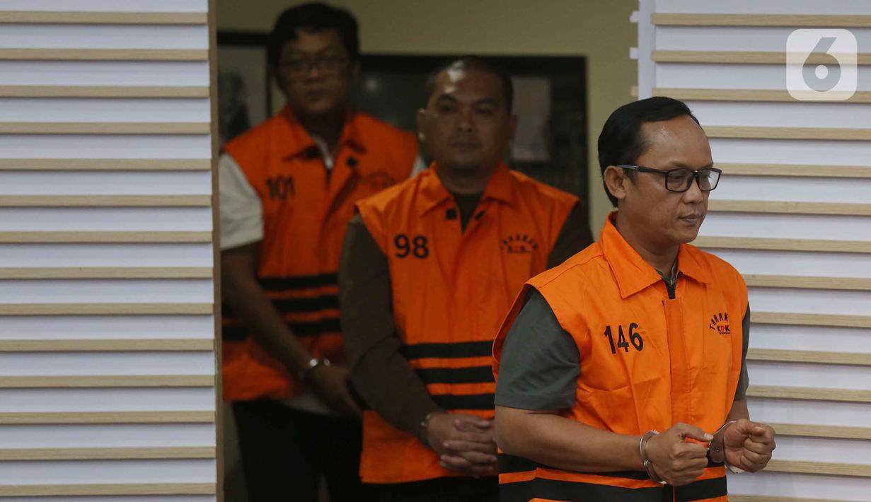 Selain Ardito, ada empat tersangka lain yang ditetapkan KPK setelah melakukan operasi tangkap tangan pada Rabu (10/12/2025) kemarin. Tampak dalam foto, Bupati Lampung Tengah, Ardito Wijaya (kanan) saat dihadirkan pada rilis penetapan status tersangka sekaligus penahanan di Gedung Merah Putih Komisi Pemberantasan Korupsi (KPK), Jakarta, Kamis (11/12/2025). (Liputan6.com/Helmi Fithriansyah)