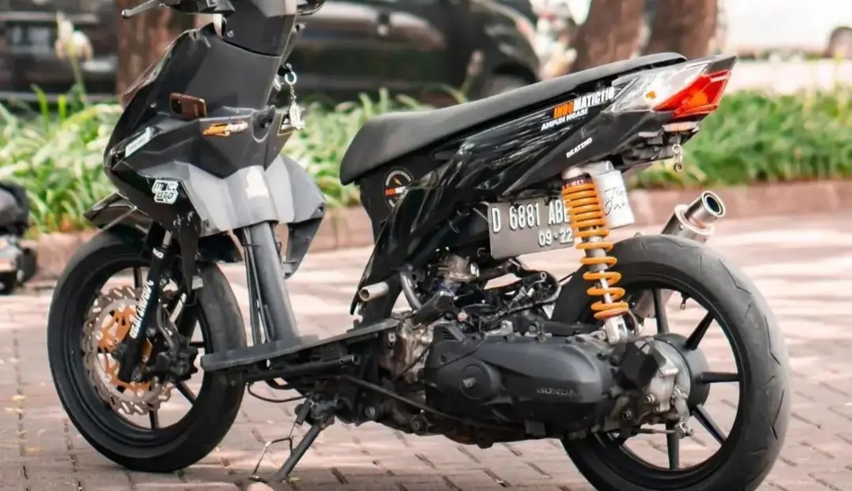 Modifikasi ala motor balap road race bisa dijadikan opsi untuk pengguna Honda BeAT yang menggunakan motor ini sebagai motor balap. Modifikasi seperti mampu mengurangi bobot motor sehingga dapat berlari lebih cepat. Jangan menggunakan konsep ini untuk di jalan raya. (Source: Instagram/@arie_achmad_atmadja)