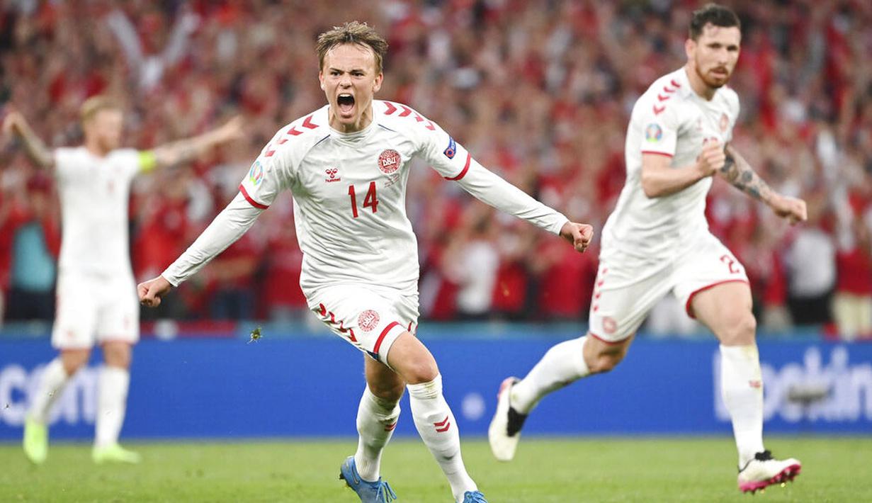 Pemain muda Denmark, Mikkel Damsgaard, merayakan gol yang dicetaknya ke gawang Rusia. Ia sukses mengukir rekor sebagai pencetak gol termuda untuk Denmark di Euro dengan usai 20 tahun 353 hari. (Jonathan Nackstrand/Pool via AP)