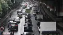 Kendaraan melintas di Jalan Ahmad Yani, Jakarta, Senin (25/6). Sistem ganjil genap akan berlangsung mulai pukul 06.00-21.00 WIB. (Merdeka.com/Iqbal Nugroho)
