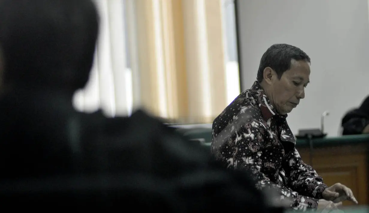 Majelis Hakim menilai Tafsir terbukti bersalah melakukan korupsi dalam pengadaan dan pemasangan Informasi Teknologi (IT) Perpustakaan Pusat UI tahun 2010-2011, Jakarta, Rabu (3/12/2014). (Liputan6.com/Miftahul Hayat)