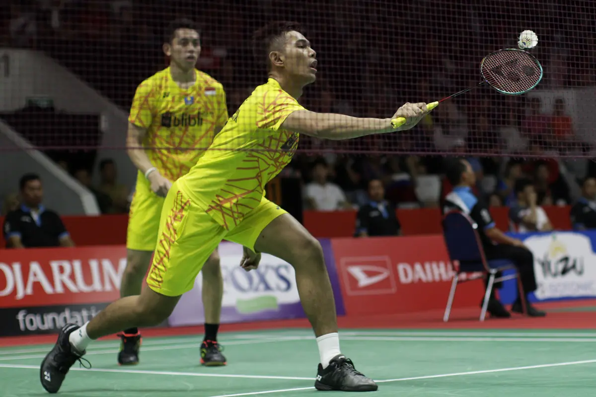 Ganda putra Indonesia, Fajar Alfian, berusaha memukul kok saat melawan rekan senegaranya. (Bola.com/Yoppy Renato)