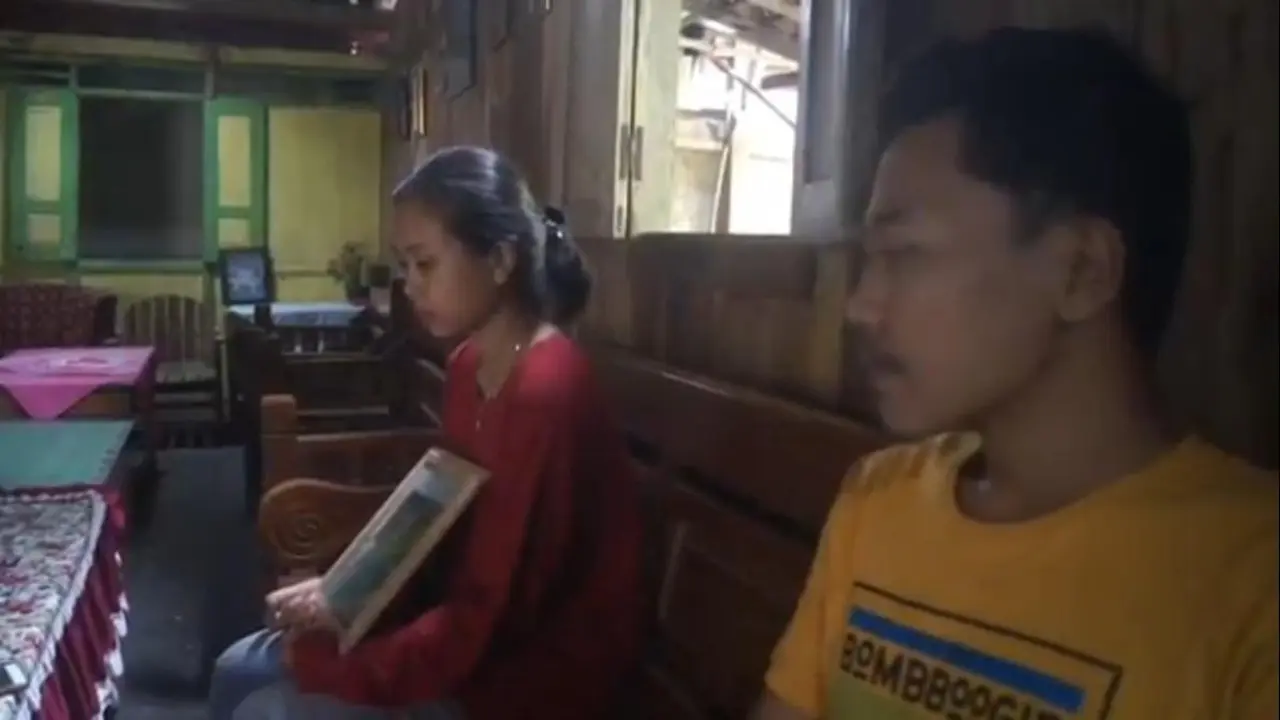 Yesika dan Amin Wahyudi keponakan Kopda Maryono, memegang foto sambil berharap mujizat penemuan dan selamatnya KRI Nanggala 402. (Foto: Liputan6.com/Felek Wahyu)