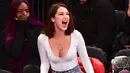 Bella Hadid terlihat bersemangat saat menonton pertandingan basket Knicks vs Lakers di New York City. (Getty Images/Cosmopolitan)
