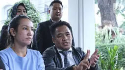 Adila Destri Yulinor bersama kuasa hukumnya saat pembacaan surat somasi terbuka untuk komedian senior Indro Warkop di Menteng, Jakarta, Kamis (7/9). Somasi terkait hak waris almarhum ayahnya yang merupakan kakak angkat Indro (Liputan6.com/Herman Zakharia)