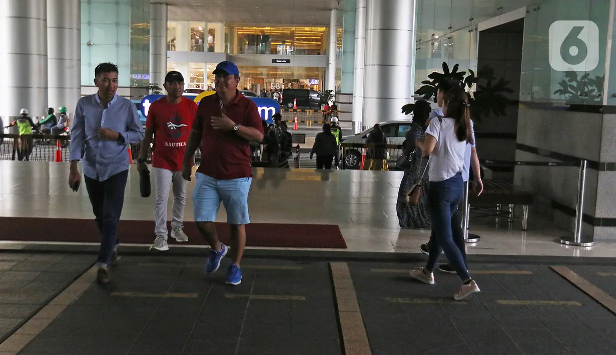 Pengunjung berada di salah satu pusat perbelanjaan Grand Indonesia, Jakarta, Minggu (15/3/2020). Ditengah maraknya wabah COVID-19, beberapa pusat perbelanjaan masih normal didatangi masyarakat untuk sekedar berbelanja atau menghabiskan waktu di akhir pekan. (Liputan6.com/Herman Zakharia)
