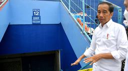 Presiden Joko Widodo juga sempat melihat salah satu akses yang menjadi titik pusat dalam tragedi di sepak bola Indonesia ini. (AFP/Handout/Indonesia Presidential Palace)