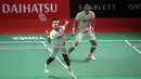 Pebulutangkis ganda putra Indonesia, Leo Rolly Carnando/Daniel Marthin bertanding melawan pebulutangkis ganda putra Jepang, Takuro Hoki/Yugo Kobayashi pada laga semifinal Indonesia Masters 2023 di Istora Senayan, Jakarta, Sabtu (28/01/2023). Leo/Daniel menang dengan skor 18-21, 21-17, 21-3. (Bola.com/Bagaskara Lazuardi)