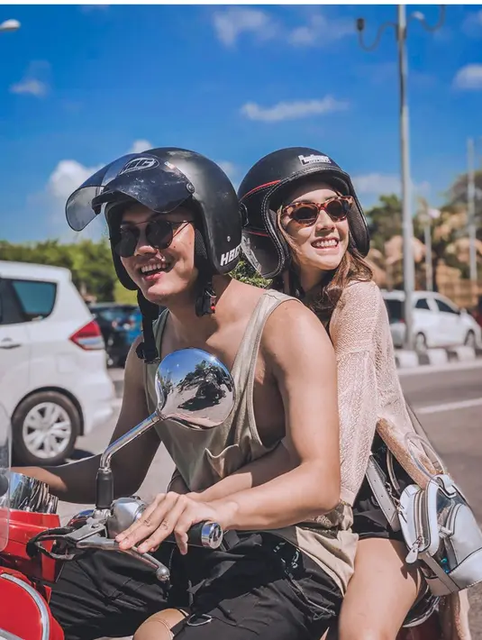 Momen naik motor berdua dapat menjadi memori yang indah dan tak pernah terlupakan bagi mereka berdua. (Liputan6.com/IG/@rizkyfbian)