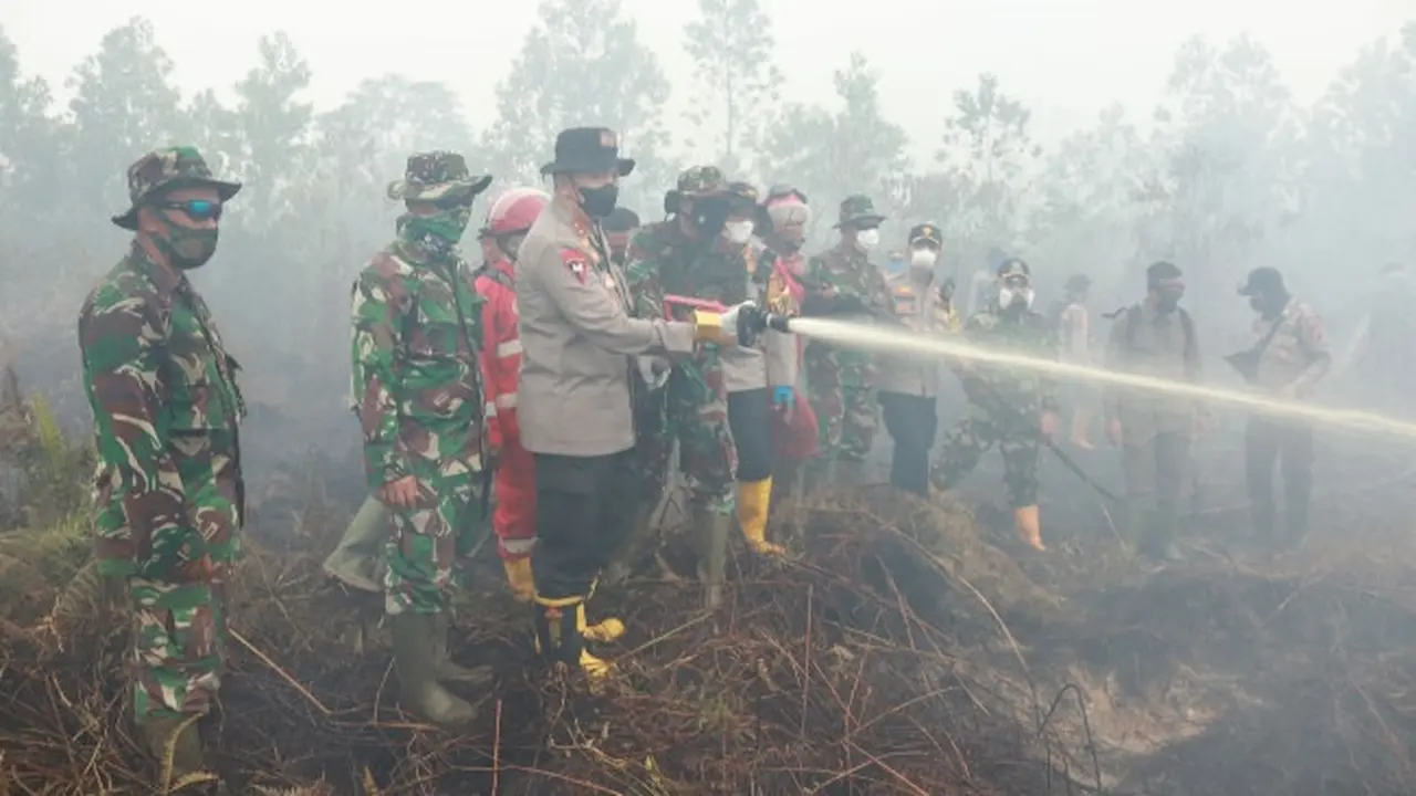 Pemadaman kebakaran lahan di perbatasan Kota Dumai dengan Bengkalis oleh Polda Riau serta instansi terkait.