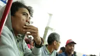 Alfin Tuasalamony membuang rasa jenuh menanti giliran waktu berkonsultasi dengan dokter. (Bola.com/Peksi Cahyo)